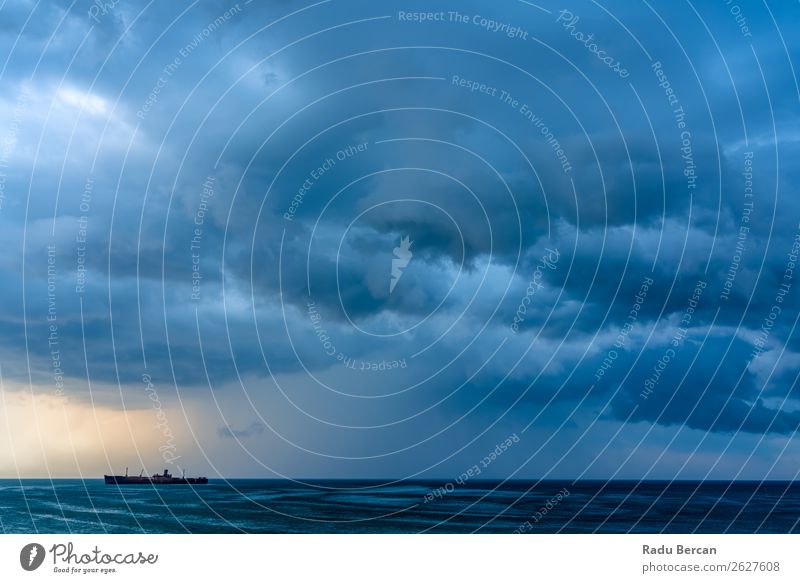 Sturmwolken versammeln sich über dem Schiffswrack Ozean Wasserfahrzeug Schiffbruch Unwetter Meer Himmel Strand Küste Natur Gefäße nautisch winken Wolken