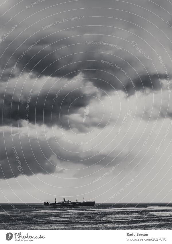 Sturmwolken versammeln sich über dem Schiffswrack Ozean Ferien & Urlaub & Reisen Abenteuer Ferne Freiheit Kreuzfahrt Sommer Strand Meer Umwelt Natur Landschaft