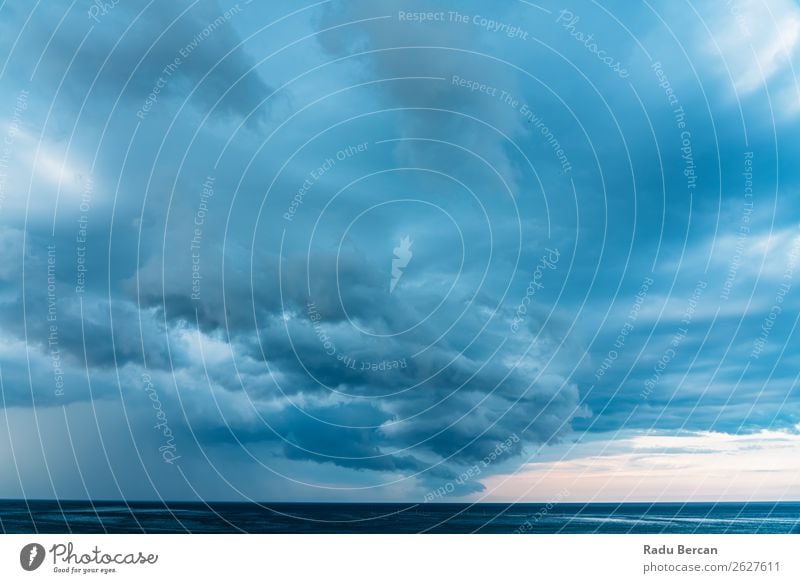 Sturmwolken versammeln sich über dem Ozean Unwetter Wolken Himmel Meer Leidenschaft Hintergrundbild dunkel dramatisch Wasser Natur winken Wetter blau brechen