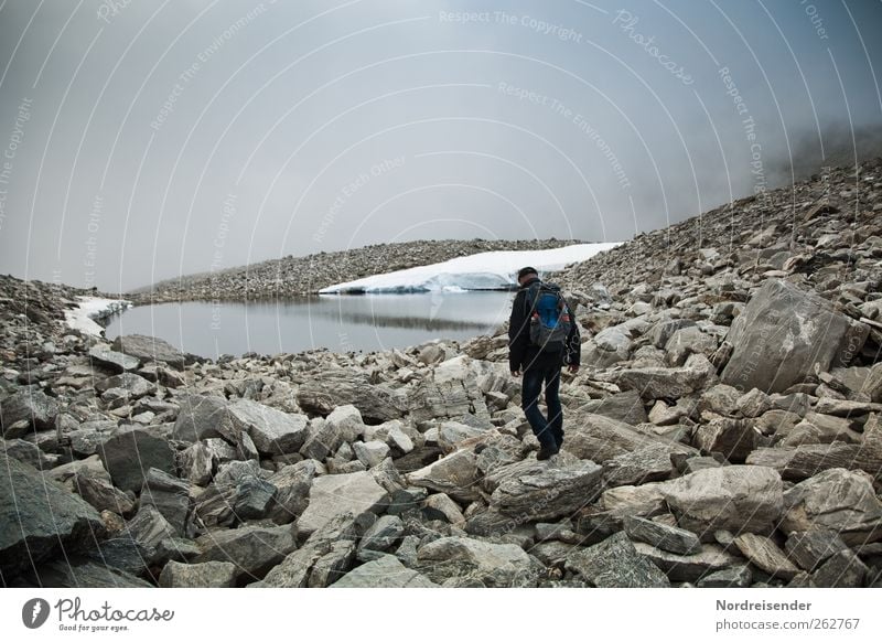 Urelemente erleben... Abenteuer Freiheit Berge u. Gebirge wandern Mensch Mann Erwachsene 1 Landschaft Klima schlechtes Wetter Nebel Felsen See Wege & Pfade wild