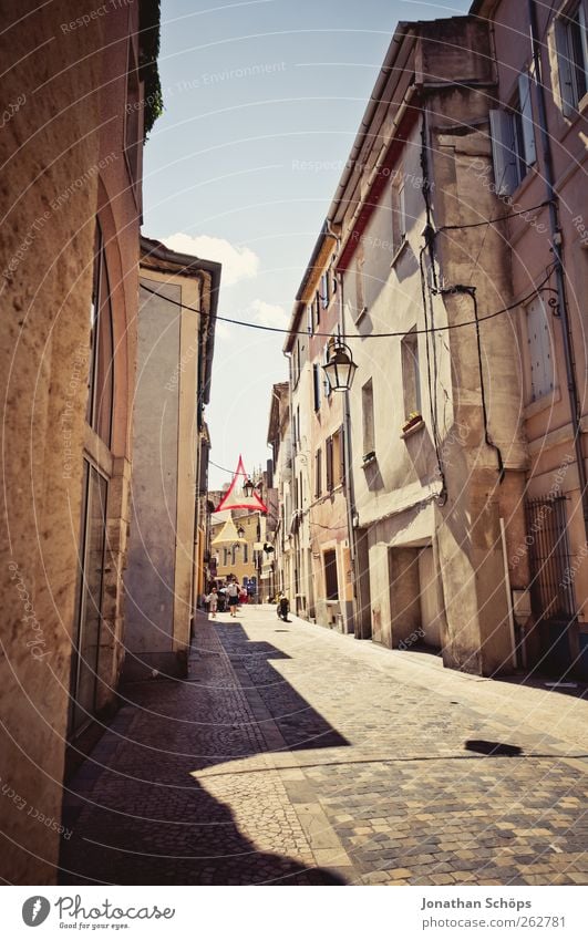 Narbonne I Kleinstadt Stadt Stadtzentrum Altstadt bevölkert Haus Gebäude Architektur braun Frankreich Südfrankreich Gasse Fußgängerzone Straßenbeleuchtung