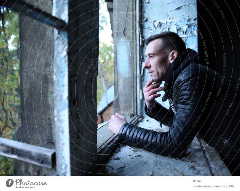 Stefan maskulin Mann Erwachsene 1 Mensch Ruine Mauer Wand Fenster lost places Jacke brünett kurzhaarig beobachten Denken Blick warten dunkel historisch kalt