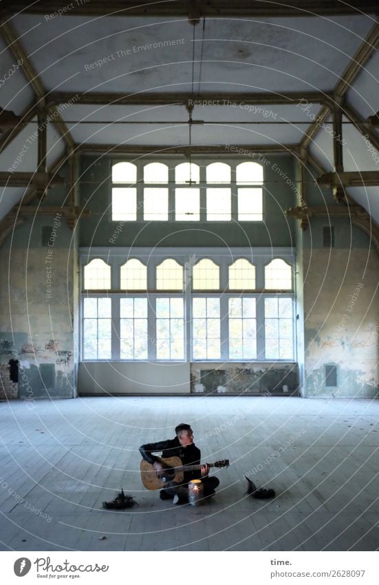 GuitarMan Saal maskulin Mann Erwachsene 1 Mensch Musik Musiker Gitarre Ruine Architektur lost places Jacke brünett kurzhaarig festhalten sitzen träumen dunkel