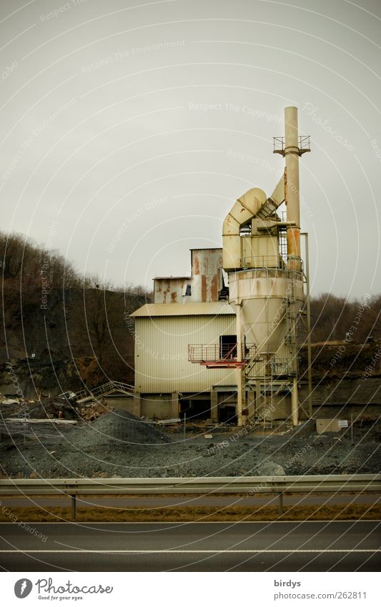 Schotter machen Fabrik Industrie Industrieanlage Bauwerk Straße authentisch Stadt Business Steinbruch Produktionsstätte Trichter Schornstein Leitplanke Kieswerk