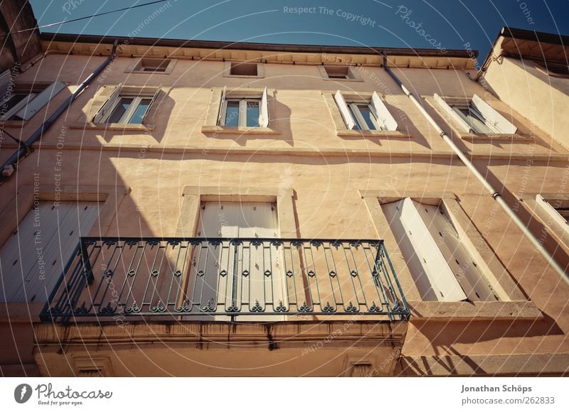 Narbonne II Tourismus Ferne Städtereise Sommer Südfrankreich Frankreich Stadt Altstadt Haus Einfamilienhaus Bauwerk Gebäude Architektur Fassade Balkon alt Süden