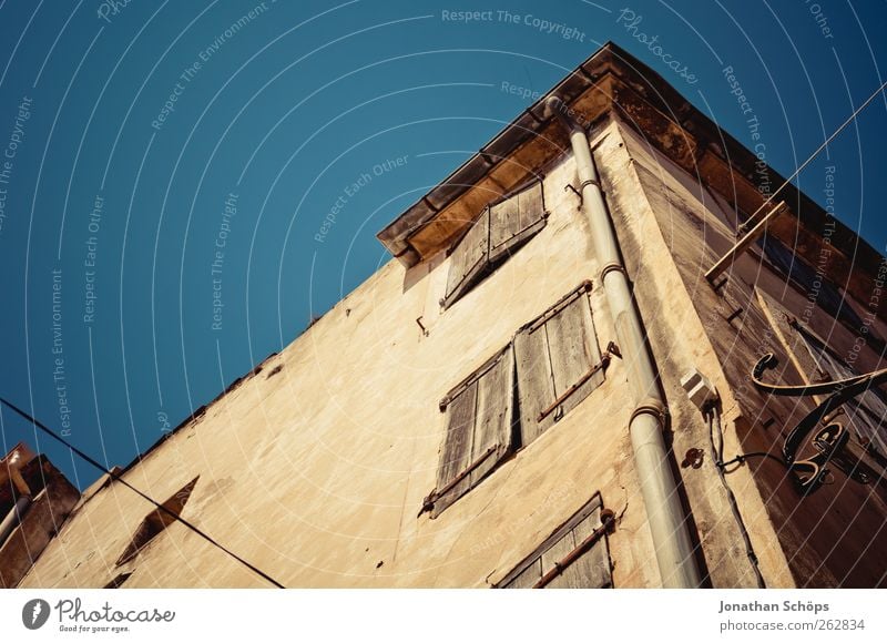 Narbonne III Städtereise Sommer Südfrankreich Frankreich Stadt Altstadt Menschenleer Haus Bauwerk Gebäude Architektur Fassade alt Warmes Licht Siesta Pause