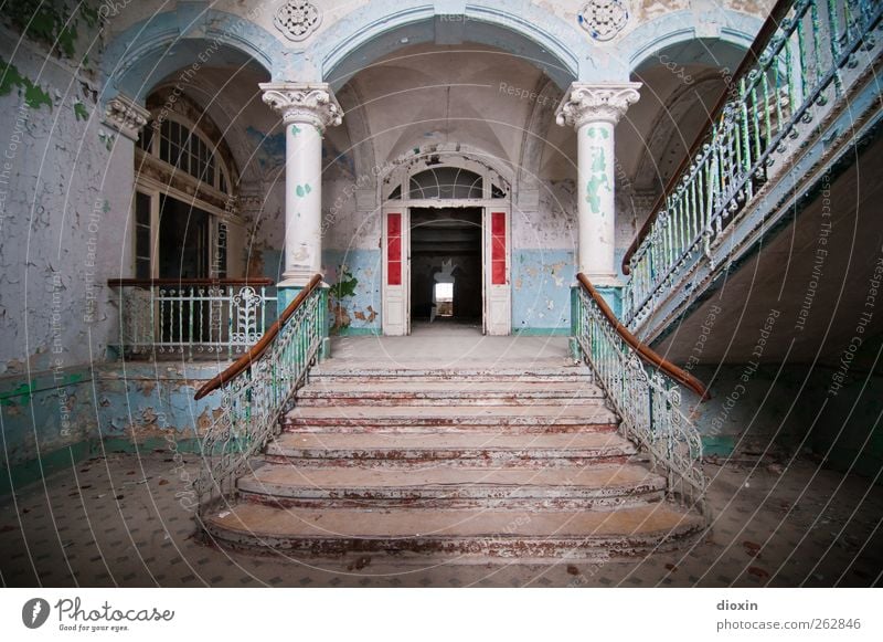 Tritt ein in die Vergangenheit! Haus Traumhaus Palast Burg oder Schloss Ruine Bauwerk Gebäude Architektur Sanatorium Mauer Wand Treppe Säule Treppenhaus