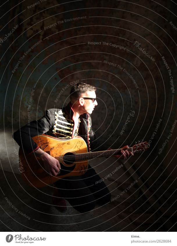 GuitarMan maskulin Mann Erwachsene 1 Mensch Musik Musiker Gitarre Ruine lost places Jacke Sonnenbrille brünett kurzhaarig sitzen Spielen außergewöhnlich dunkel