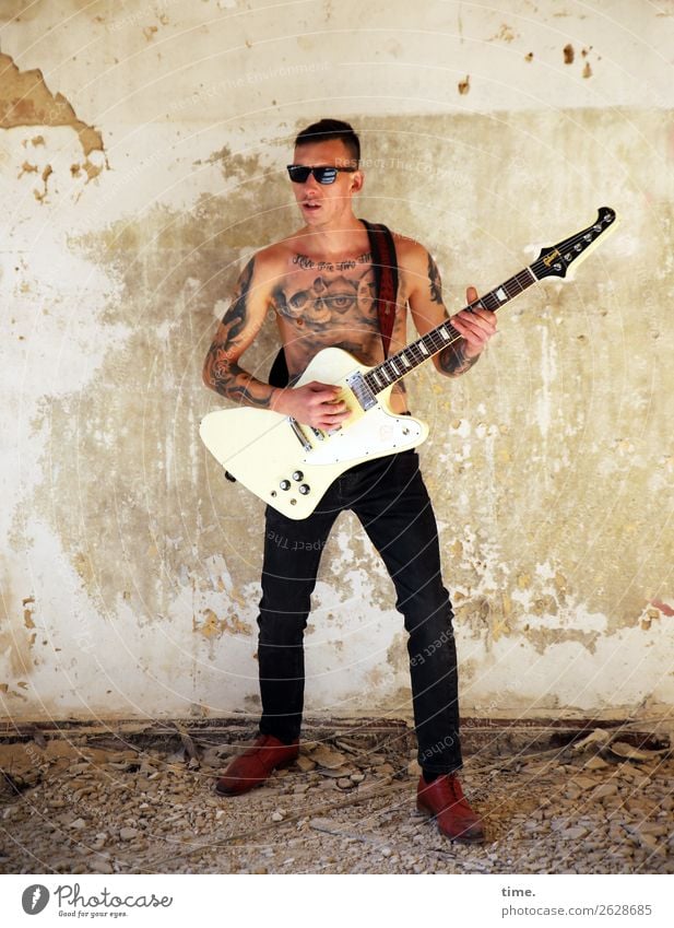 GuitarMan maskulin Mann Erwachsene 1 Mensch Musik Musiker Gitarre Ruine lost places Hose Tattoo Sonnenbrille brünett kurzhaarig beobachten festhalten Blick