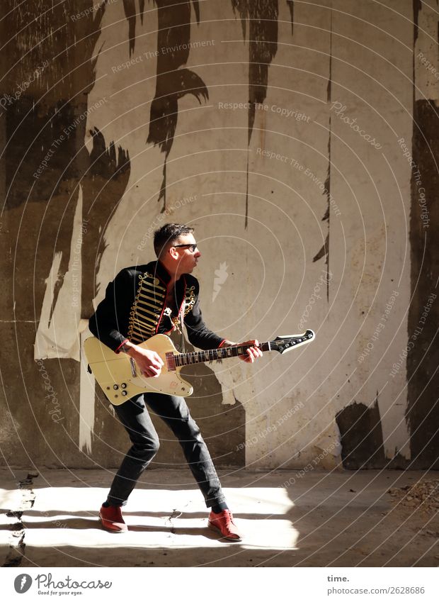 GuitarMan maskulin Mann Erwachsene 1 Mensch Künstler Musik Musiker Gitarre Ruine lost places Mauer Wand Jacke Sonnenbrille kurzhaarig Spielen stehen Tanzen