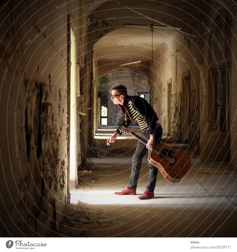 GuitarMan Flur maskulin Mann Erwachsene 1 Mensch Musik Musiker Gitarre Ruine Architektur lost places Hose Jacke Sonnenbrille brünett kurzhaarig beobachten