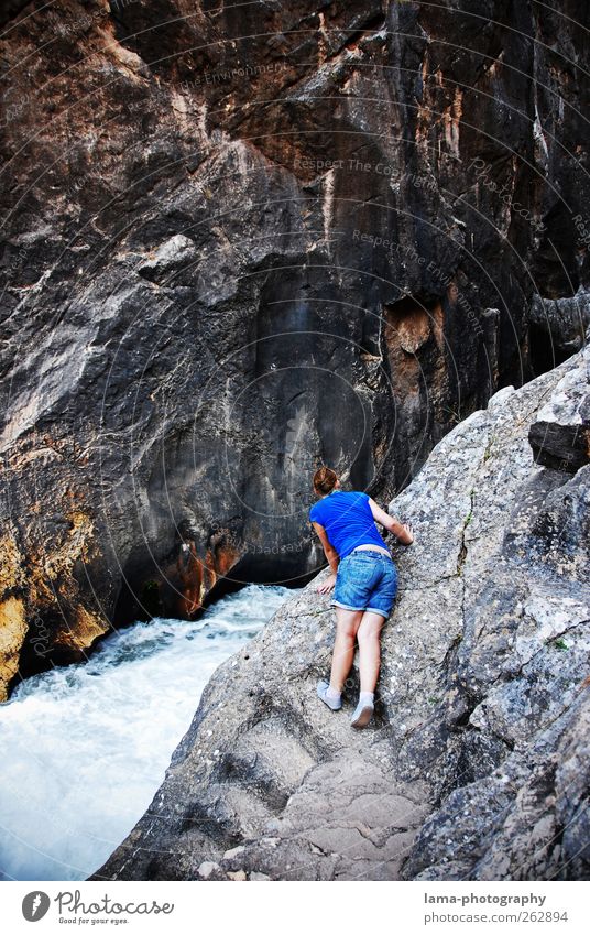 La curiosa [XXVIII] Abenteuer Junge Frau Jugendliche 1 Mensch Natur Urelemente Felsen Berge u. Gebirge Schlucht Garganta del Chorro El Chorro Fluss Wildbach