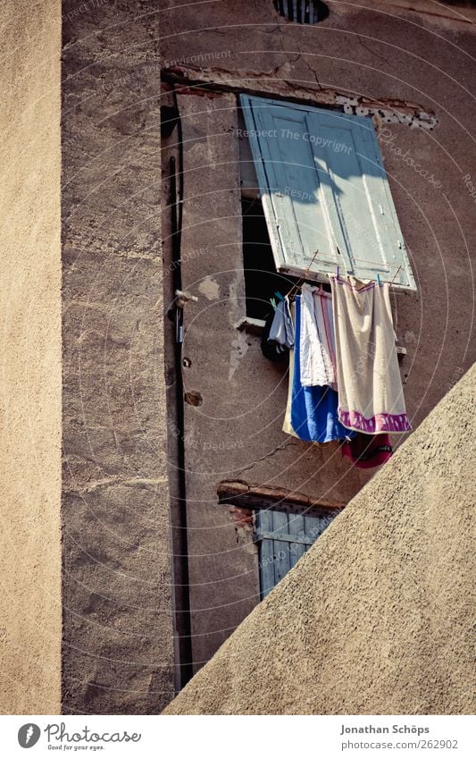 Narbonne VI Städtereise Sommer Südfrankreich Frankreich Dorf Kleinstadt Stadt Altstadt Menschenleer Haus Mauer Wand Fassade alt Fenster Fensterladen Ecke