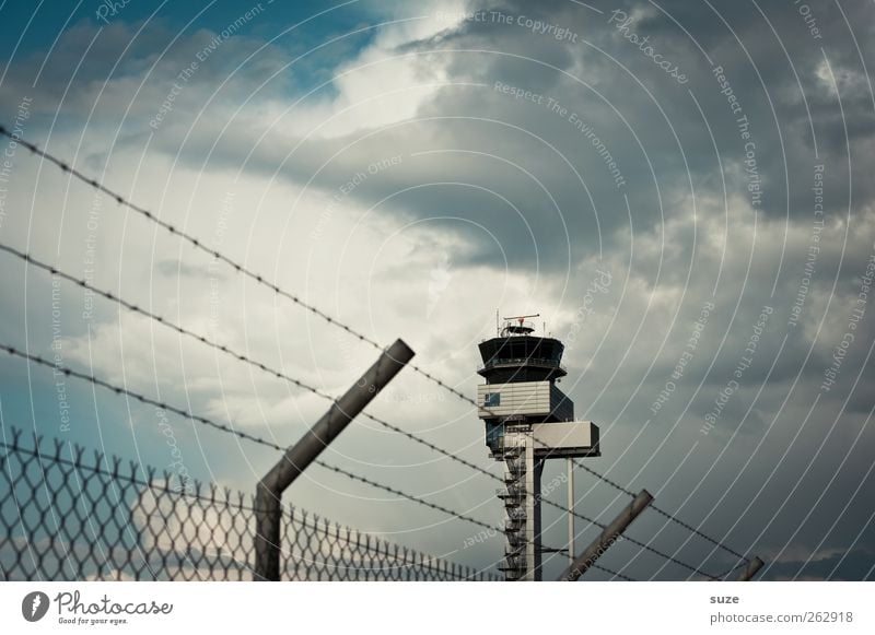 Tower Luftverkehr Umwelt Himmel Wolken Wetter schlechtes Wetter Flughafen Turm Tower (Luftfahrt) außergewöhnlich blau grau Flugangst Kontrolle