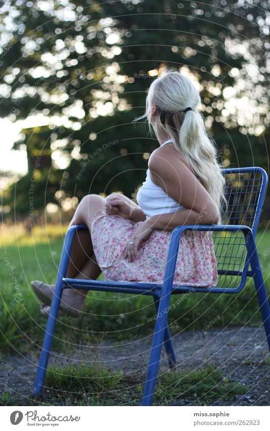 sterne gucken. Haare & Frisuren feminin Junge Frau Jugendliche Leben Körper Sommer Wiese Rock blond genießen Blick sitzen warten Glück blau grün Zufriedenheit