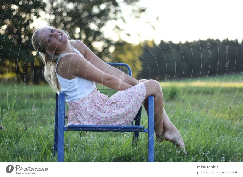 genießerin. Junge Frau Jugendliche Körper Sonne Sommer Schönes Wetter Wiese Rock blond langhaarig Erholung genießen Lächeln leuchten Fröhlichkeit Glück schön