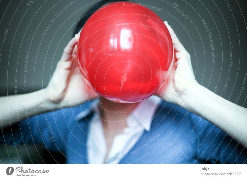 aufpusten Freude Freizeit & Hobby Spielen Feste & Feiern Geburtstag Leben Arme Hand Dekolleté 1 Mensch Luftballon festhalten Fröhlichkeit glänzend groß rund rot