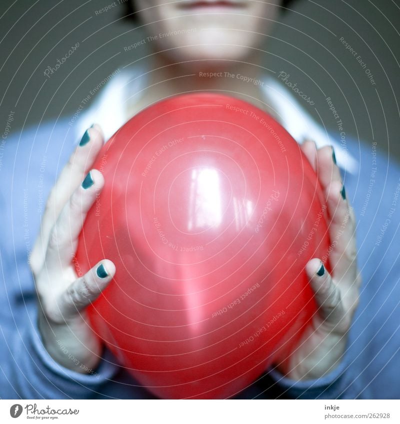 Luftballon Freude Freizeit & Hobby Spielen Kinderspiel Feste & Feiern Geburtstag Leben Hand 1 Mensch fangen festhalten glänzend rund rot Gefühle Stimmung Tugend