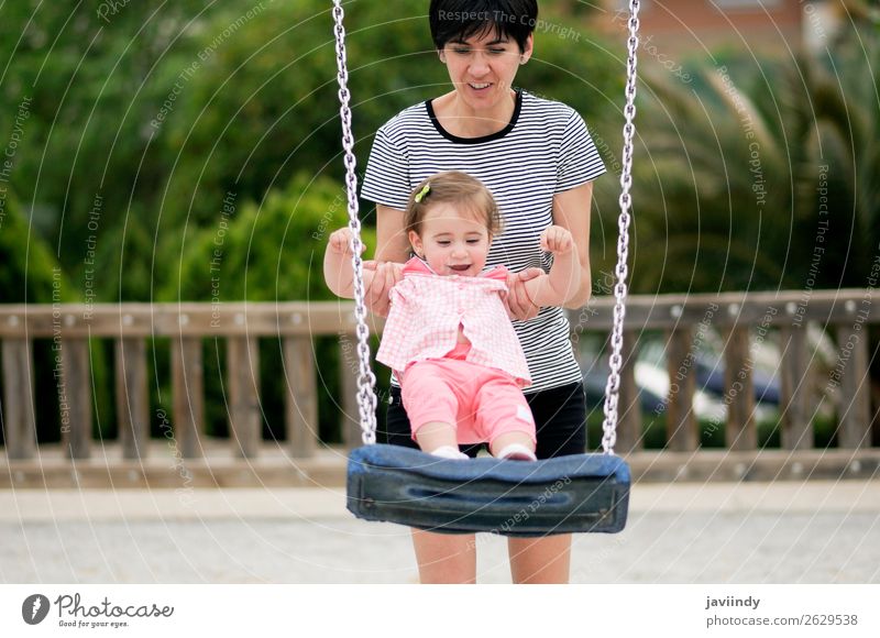 Mutter schwingt ihre kleine Tochter auf einer Schaukel. Lifestyle Freude Glück schön Freizeit & Hobby Spielen Sommer Klettern Bergsteigen Kind Mensch feminin