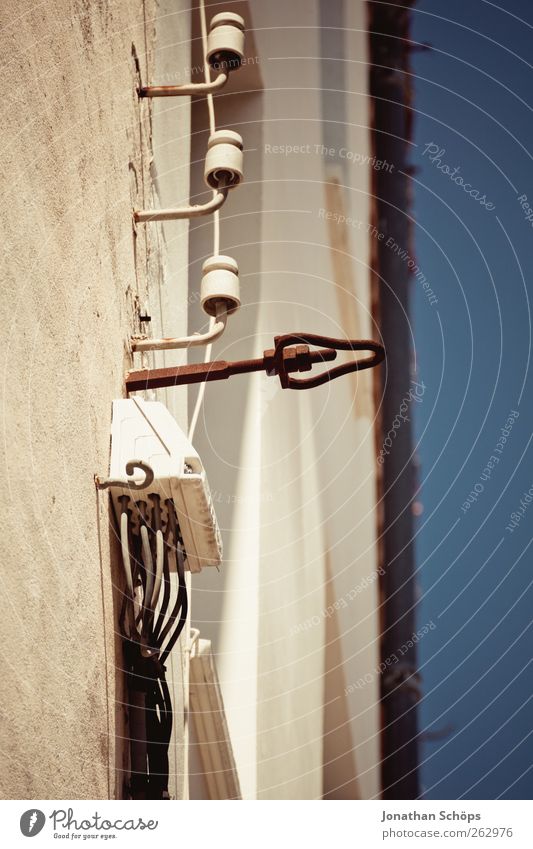 Narbonne XI Städtereise Südfrankreich Frankreich Dorf Kleinstadt Stadt Altstadt Menschenleer Haus Mauer Wand Fassade alt Elektrizität Energie Kabel unsicher