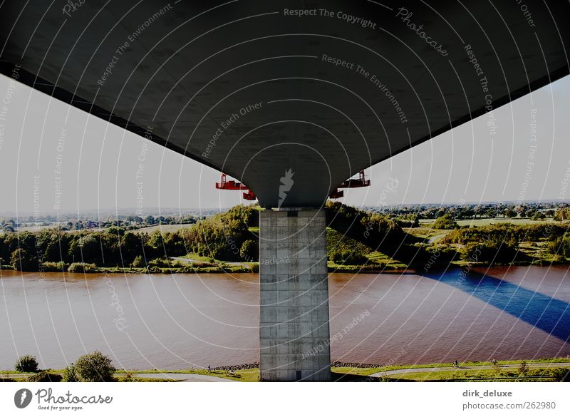 Bridge Verkehr Autofahren Straße Autobahn Hochstraße Brücke Schienenverkehr ästhetisch Langeweile Erde Farbfoto Außenaufnahme Menschenleer Textfreiraum links