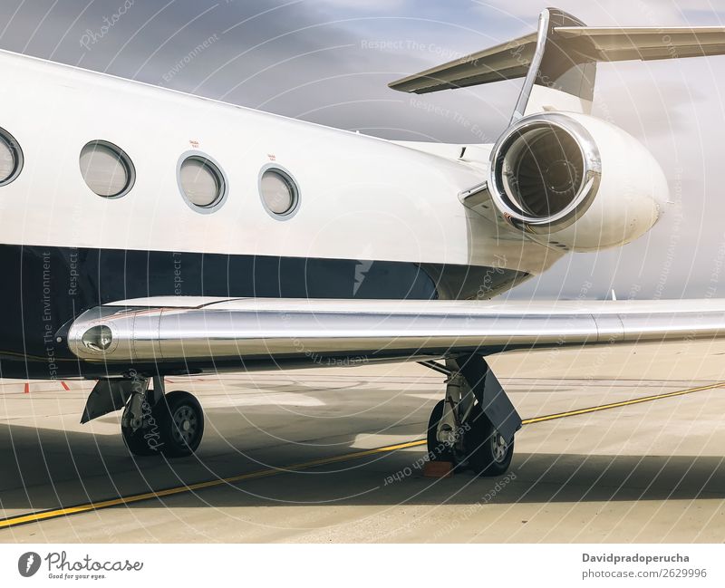 Privater Luxusjet am Flughafen-Terminal Luft- und Raumfahrt Fluggerät Flugplatz Luftverkehr Passagierflugzeug Flugzeug Landebahn Business Business Class