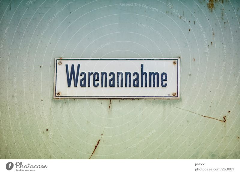 Wahre Annahme Mauer Wand Tür Metall Rost Schriftzeichen Hinweisschild Warnschild alt eckig trist blau braun grün schwarz weiß Warenannahme Farbfoto