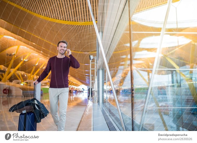 Man Front Walking am Flughafen mit dem Handy Mann Vorderseite Gepäck laufen Ferien & Urlaub & Reisen Tasche Koffer Business ziehend Mensch Reisender Jugendliche