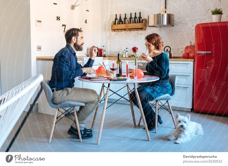 Seniorenpaar beim romantischen Abendessen zu Hause zum Valentinstag Paar Partnerschaft Zuneigung Feste & Feiern Ehefrau 50’s Valentinsgruß Überraschung Ehemann