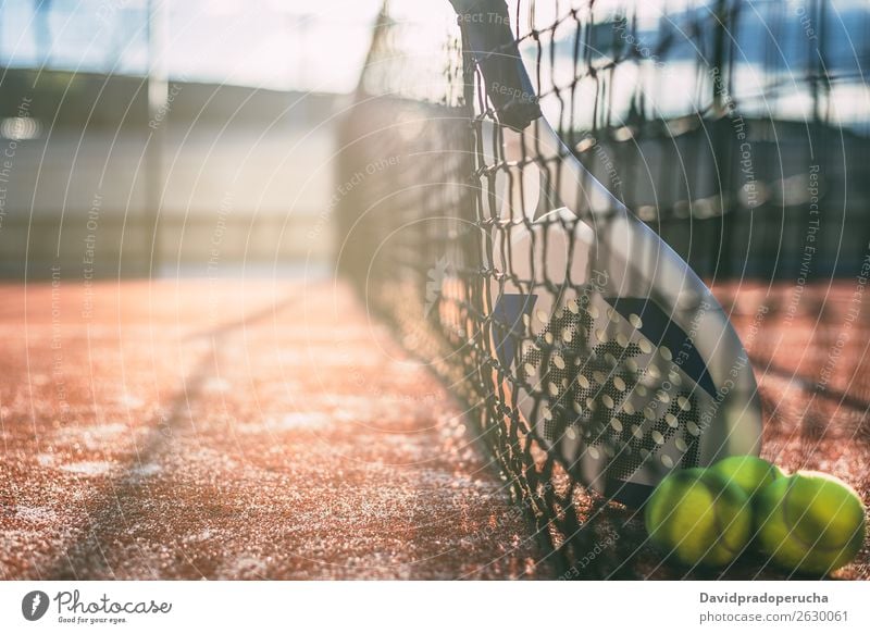 Padel-Klingenschläger, der auf dem Netz ruht. Remmidemmi Tennisnetz Kufe Klingenpaddel Gerichtsgebäude Freizeit & Hobby Nahaufnahme Außenaufnahme zusammenpassen