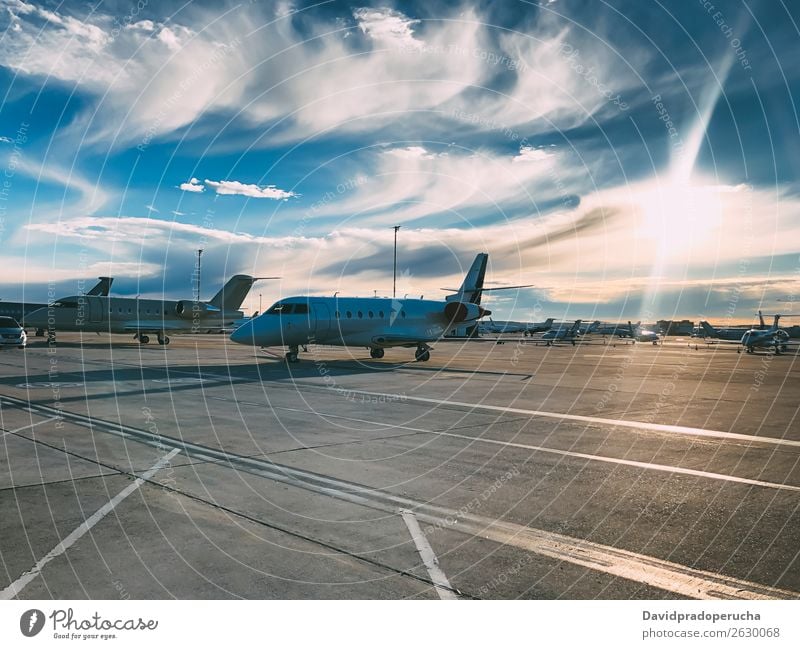 Privater Luxusjet am Flughafen-Terminal Düsenflugzeug privat Reichtum Luftverkehr Business Class Exklusivität Fluggerät Flugzeug Wolken Verkehr Himmel Etage