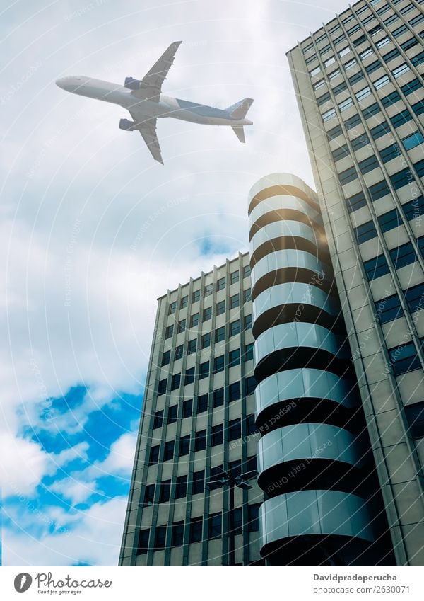 Flugzeug fliegt über das Gebäude Himmel Fluggerät Luftverkehr fliegen Großstadt Tower (Luftfahrt) Flughafen Fliege von unten Architektur Turm Abheben