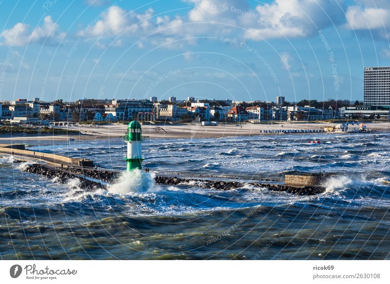 Mole an der Ostseeküste in Warnemünde Erholung Ferien & Urlaub & Reisen Tourismus Meer Wellen Umwelt Wasser Wolken Klima Wetter Sturm Küste Leuchtturm