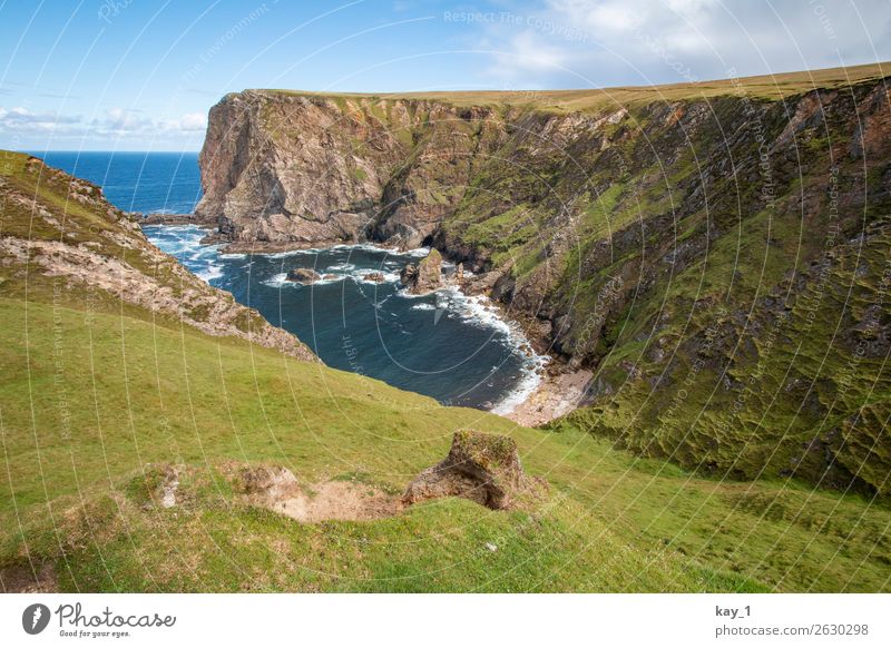 Meeresbucht des Atlantiks, umgeben von Steilküste, Gras Wolken Tag Landschaft Wasser Sommer Einsamkeit blau Küste Schönes Wetter Tourismus Abenteuer