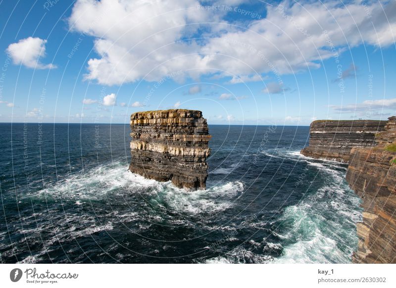 Felsen in der Brandung des Meeres, Steilküste in Irland Schaum Kraft Ferne Atlantik Himmel Horizont Sonnenlicht Bucht Natur Menschenleer Farbfoto Außenaufnahme