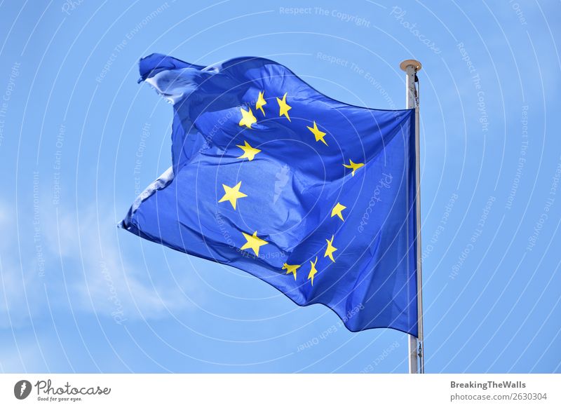 Nahaufnahme der EU-Flagge, die im Wind über dem blauen Himmel weht. Wolken Zeichen Schilder & Markierungen Fahne fliegen Zusammenhalt Europäer Europa winkend