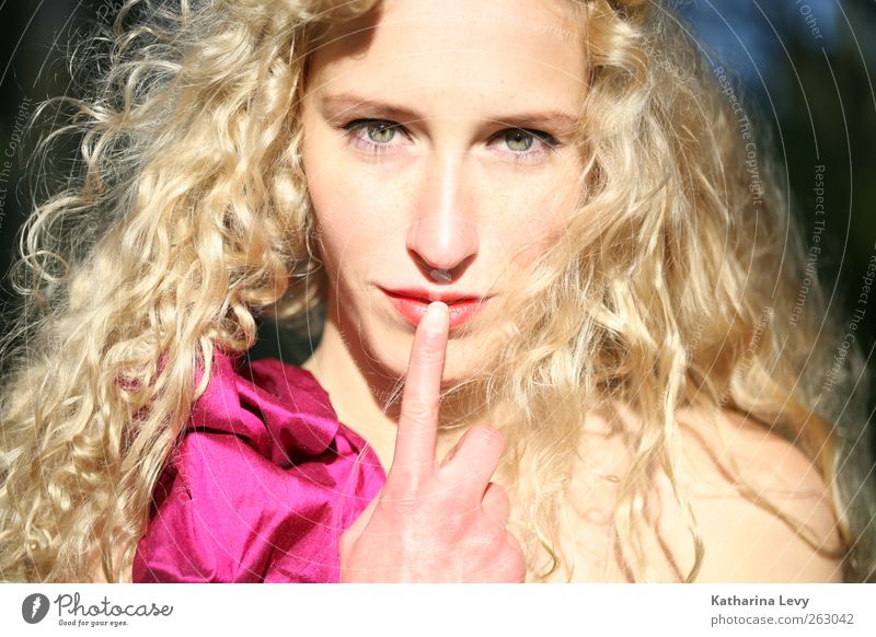 Pssst, es wird Frühling! Lifestyle schön Mensch feminin Junge Frau Jugendliche Haare & Frisuren Finger 1 18-30 Jahre Erwachsene blond langhaarig Locken