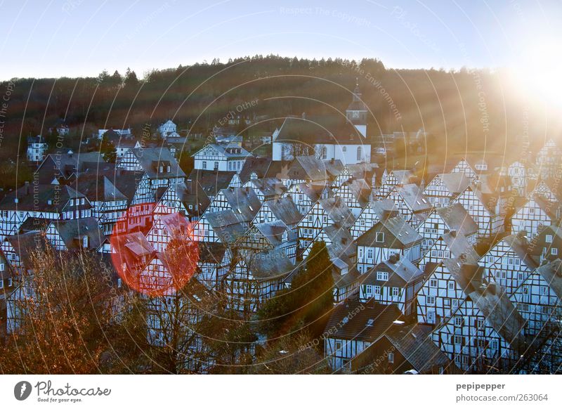 o ^ ^ ^ ^ // Häusliches Leben Wohnung Haus Architektur Landschaft Himmel Sonnenaufgang Sonnenuntergang Hügel Dorf Kleinstadt Einfamilienhaus Kirche Mauer Wand