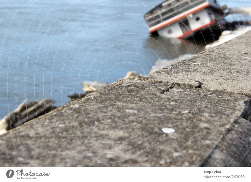 Schiff Umwelt Natur Wasser Klimawandel Wetter Eis Frost Strand Fluss Verkehr Verkehrsmittel Güterverkehr & Logistik Schifffahrt Bootsfahrt Passagierschiff Beton