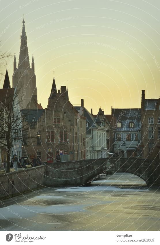 Ich bin wach, aber ich fühle mich wie in einem Traum Tourismus Sightseeing Städtereise Winter Schnee Winterurlaub Stadt Stadtzentrum Altstadt Skyline Haus