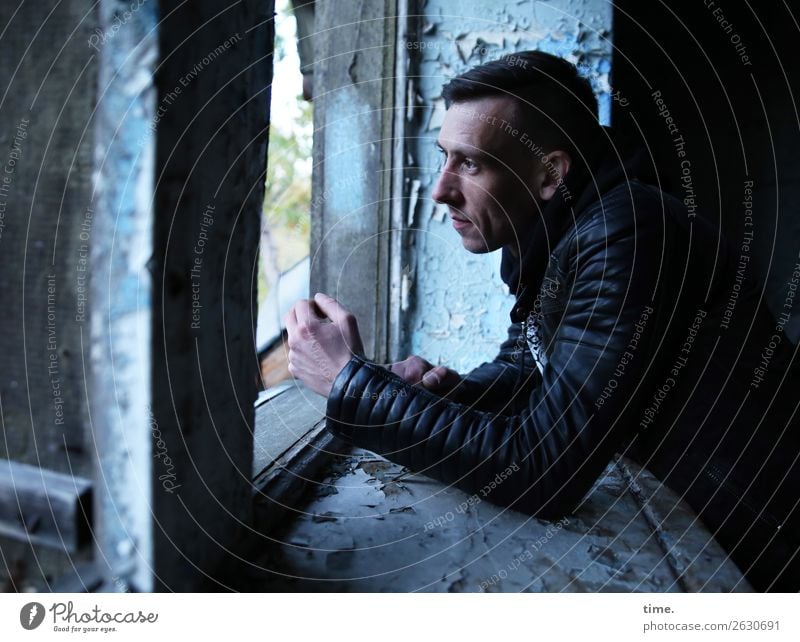 anderes Fenster andere Gedanken maskulin Mann Erwachsene 1 Mensch Ruine Mauer Wand Fensterbrett Jacke brünett kurzhaarig beobachten Denken Blick warten dunkel