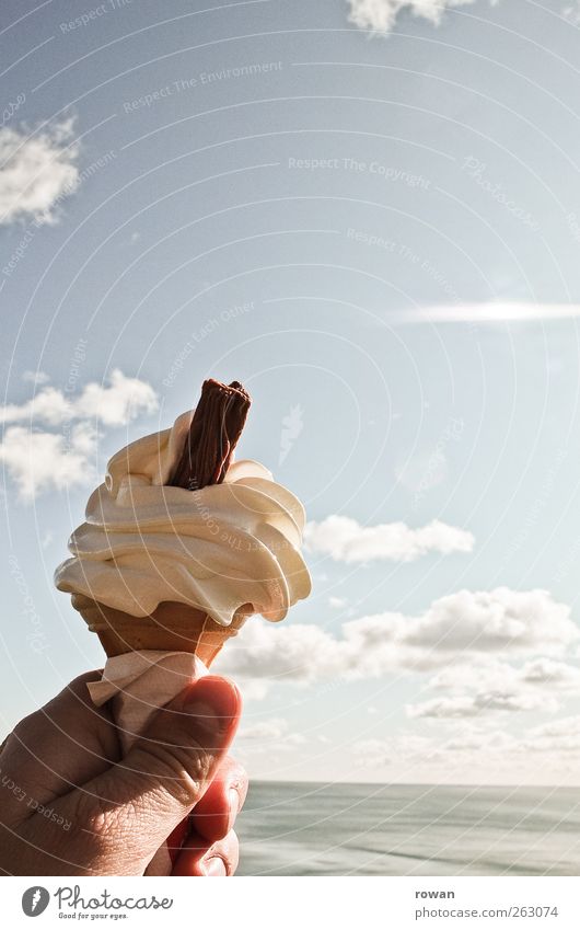 sommer! Speiseeis Süßwaren Schokolade Essen Picknick Sonne Küste Strand Meer Erholung genießen Fröhlichkeit süß blau Freude Lebensfreude Stimmung Softeis