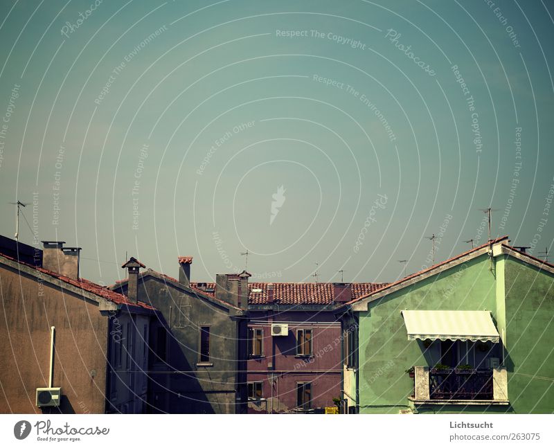 Sommerfrische Himmel Schönes Wetter Lido Italien Europa Stadtrand Menschenleer Haus Einfamilienhaus Häuserzeile Fassade Balkon Dach Schornstein Antenne