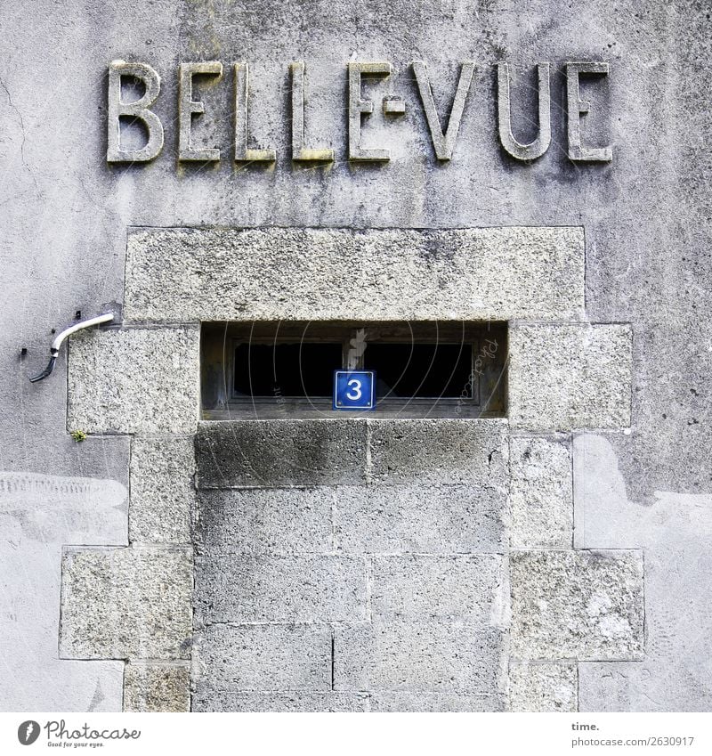 Ende einer Epoche | Geschriebenes Baustelle Handwerk Haus Ruine Mauer Wand Fassade Fenster Tür lost places Hausnummer Kabel Gravur Schriftzeichen