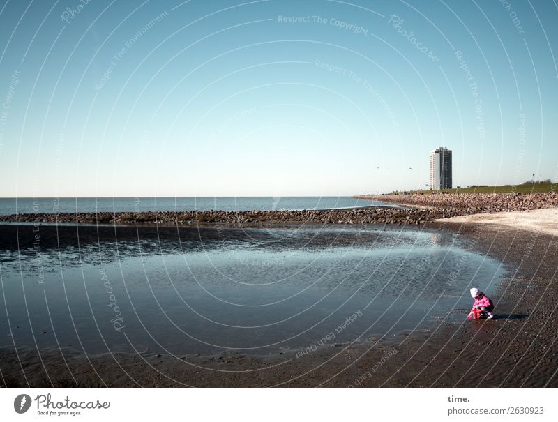 Bodenprobe Kleinkind 1 Mensch Menschenmenge Umwelt Sand Wasser Horizont Schönes Wetter Küste Strand Nordsee Hochhaus Stein beobachten entdecken hocken Spielen