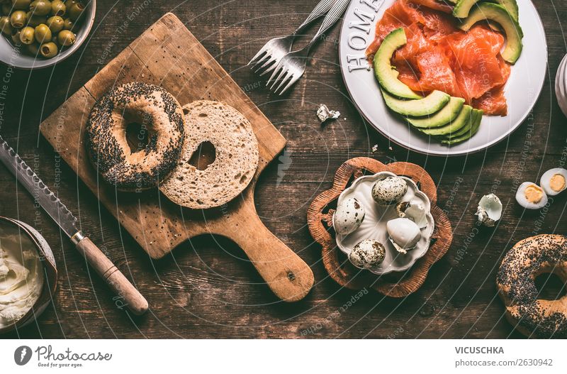 Hälfte von Bagel und Sandwich Zutaten Lebensmittel Ernährung Frühstück Geschirr Stil Design Gesunde Ernährung Häusliches Leben Tisch Belegtes Brot Hummus Snack