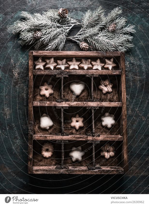 Holzkiste mit Plätzchen und Lebkuchen Lebensmittel Teigwaren Backwaren Süßwaren Ernährung Festessen kaufen Stil Design Winter Schnee Feste & Feiern