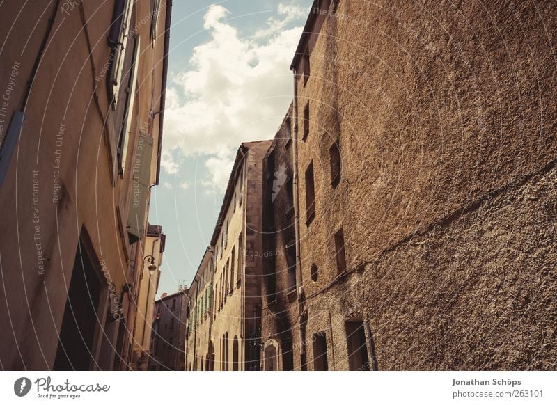 Narbonne XIII Städtereise Sommer Frankreich Südfrankreich Haus Bauwerk Gebäude Architektur alt eng Gasse Fassade Himmel Fenster Putz rau einfach Farbfoto