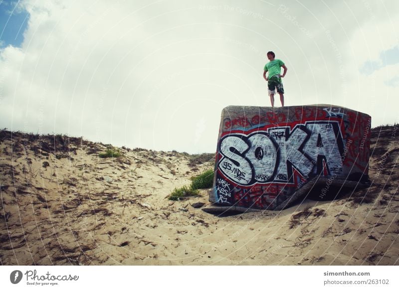 an der küste 1 Mensch Leben Küste Meer Strand Graffiti Bunker Himmel Aussicht Fernweh beobachten stehen standhaft Ein Mann allein Vor hellem Hintergrund