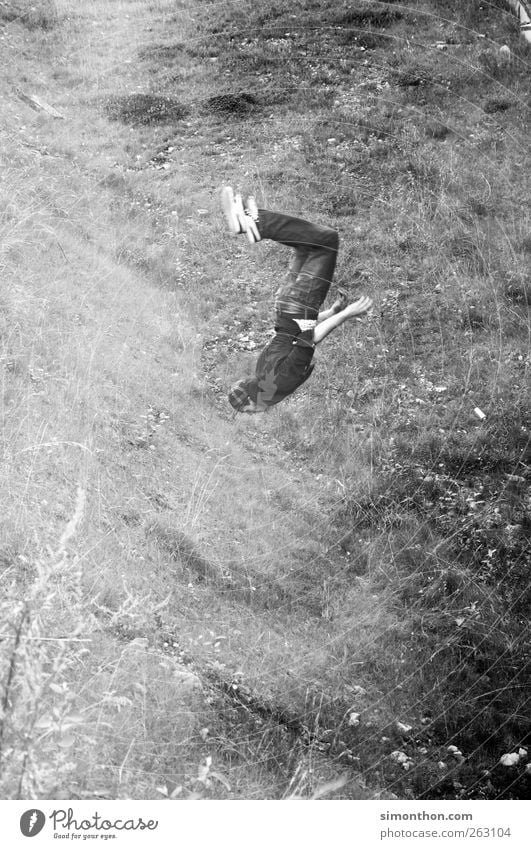 jump and run 1 Mensch springen Salto Wiese Le Parkour fallen Schweben Geschwindigkeit Schwarzweißfoto fliegen Ganzkörperaufnahme drehen Überschlag machen